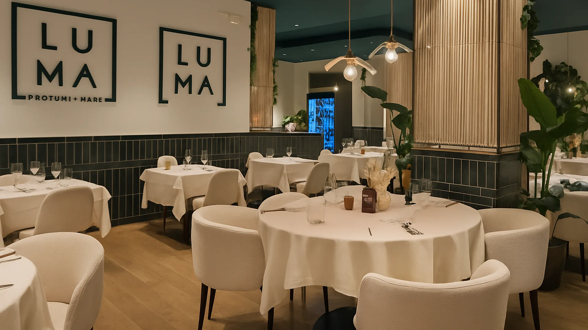 La sala di Lumà apparecchiata, con i pannelli del logo alle pareti